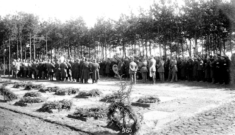 Gedenkfeier für die exhumierten Gefangenen, 1915